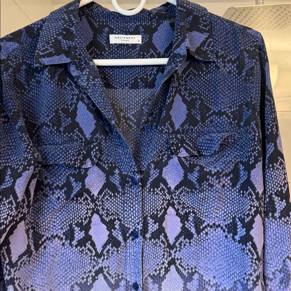 Equipment Femme Slim Signature Dress Shirt Blue Snakeskin Ombré Medium 100% Silk - Picture 2 of 6